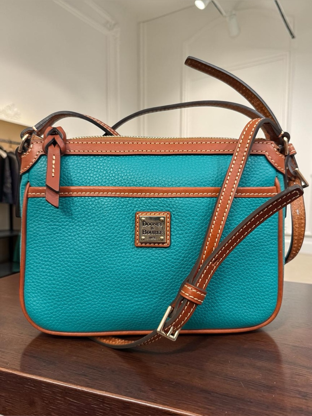 🌿 Dooney & Bourke Pebble Grain East West Pocket Crossbody – Spearmint /Like New! - Picture 1 of 7